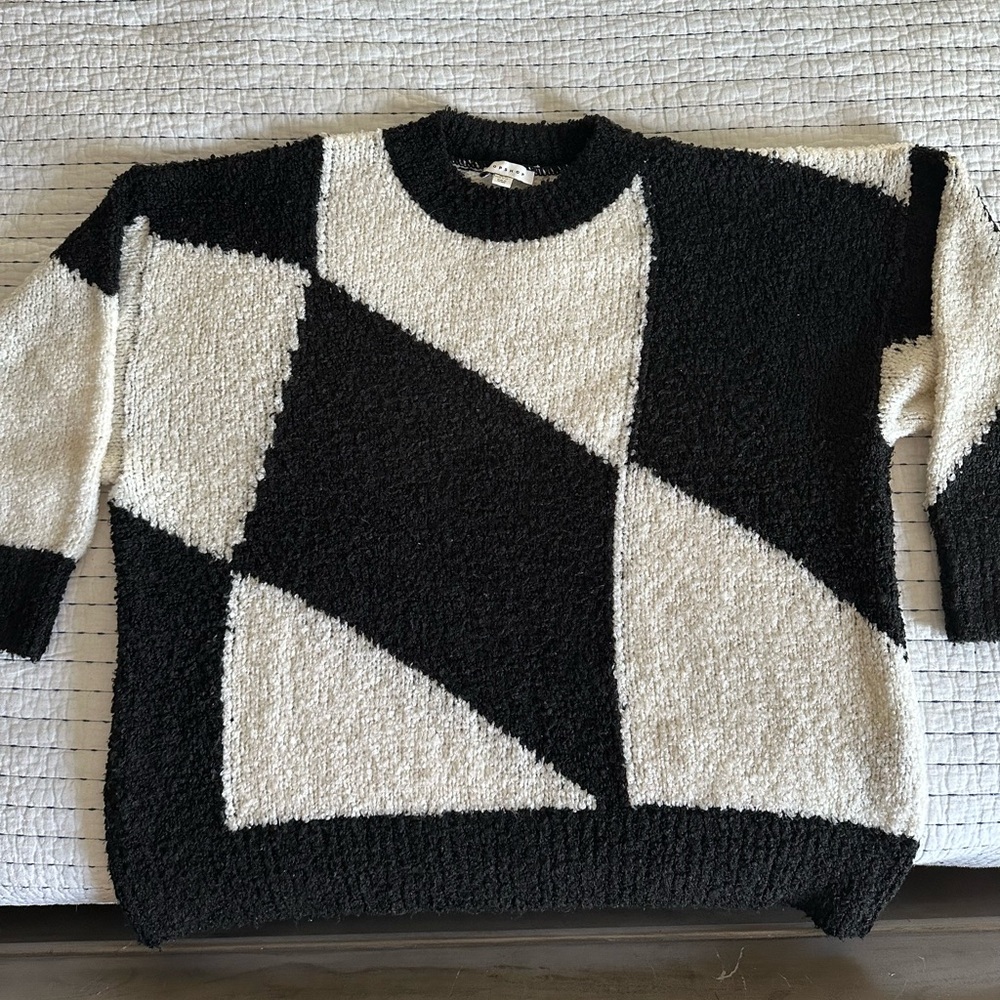 Topshop Sweater
Black and white 3/4 sleeves - Picture 7 of 7